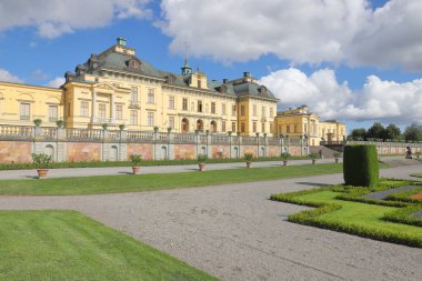 Stockholm yakınlarındaki Drottningholm Sarayı 'nın arka manzarası