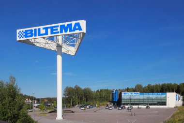Sodertalje, İsveç - 5 Ağustos 2023: Vasa 'daki Biltema tabelası, otopark ve mağaza.