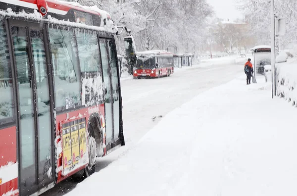 2019年2月3日 瑞典索德塔尔耶 靠近火车站的洛维辛斯加坦街 Lovisinsgatan Street 是一条白雪覆盖的街道 设有公交和巴士站 图库图片