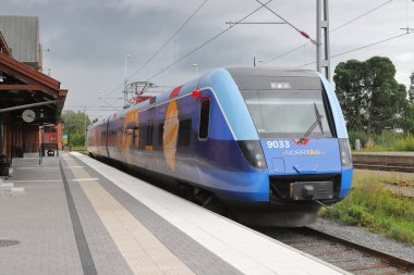 Haparanda, İsveç - 23 Ağustos 2023: Haparanda tren istasyonunda Norrtag için hizmet veren bir sınıf X52 Regina yolcu treni.