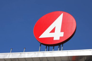 Stockholm, İsveç - 31 Ağustos 2023: İsveç ticari televizyon kanalı TV4 logotype merkezde ve Tegeluddsvagen caddesinde stüdyolar.