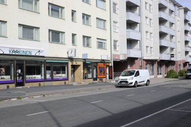 Kemi, Finlandiya - 23 Ağustos 2023: Kaakinen optican mağazası ile Kemi 'deki Kauppakatu caddesinin görüntüsü.