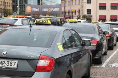 Helsinki, Finlandiya - 5 Eylül 2023: Helsinki tren istasyonunun dışında taksi.