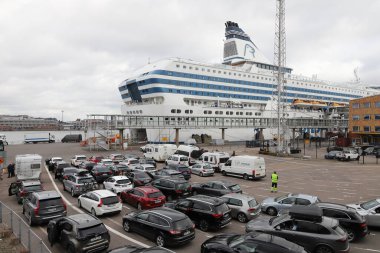 Helsinki, Finlandiya - 5 Eylül 2023: Bir saat içinde Stockholm 'e gidecek olan yolcu feribotu Silja Senfonisi' ne binmek için bekleyen araçlar.