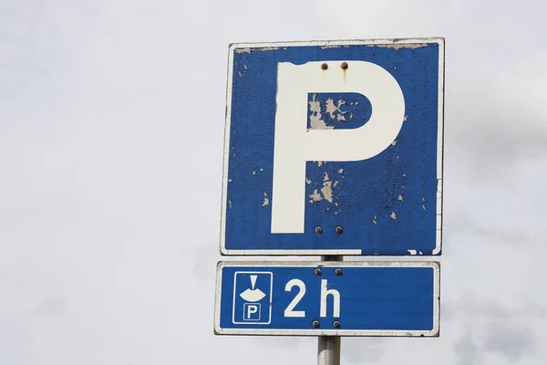 Два Часа Бесплатной Парковки Использовании Парковочного Диска Показанного Изношенном Дорожном Стоковое Изображение