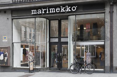 Helsinki, Finlandiya - 5 Eylül 2023: Helsinki şehir merkezindeki Keskuskatu Caddesi 'ndeki Marimekko moda dükkanının dış görünümü.