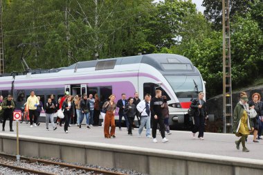 Helsimki, Finlandiya - 5 Eylül 2023: HSL banliyö treni sınıfı Sm5 'ten inen yolcu, Stadler Flirt Helsinki Merkez İstasyonu' nda.