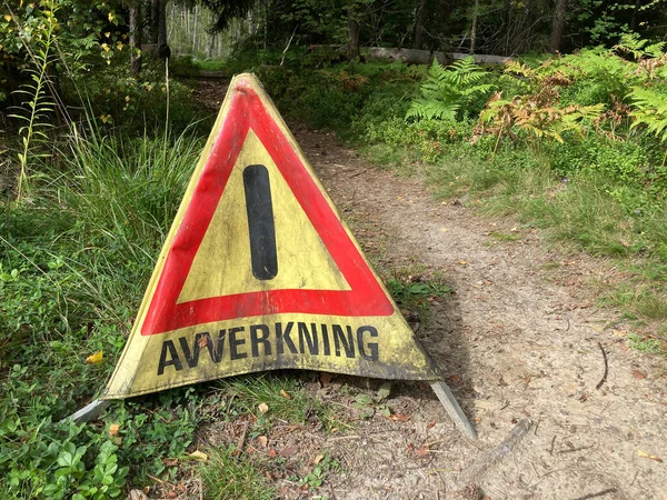 Temporary warning sign at the entrance to a lumbering area written in Swedish.