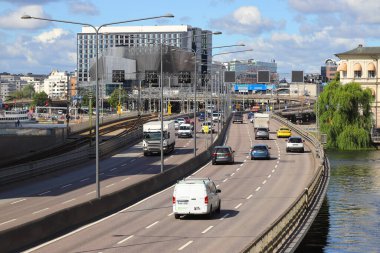 Stockholm, İsveç - 31 Ağustos 2023 Stockholm şehir merkezindeki merkez köprüde kuzeye giden trafik.
