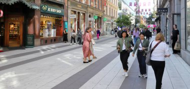 Stockholm, İsveç - 4 Eylül 2023: Drottninggatan yayalarının panoramik manzarası sadece Stockholm şehir merkezinde alışveriş caddesinde.