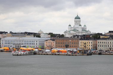 Helsinki. Finlandiya - 5 Eylül 2023: Helsinki rıhtım, katedral ve pazar meydanı manzarası.