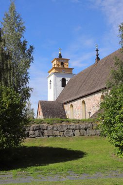 İsveç 'in Norrbotten eyaletinin Lulea yakınlarındaki Gammelstad' da 15. yüzyıldan kalma Nederlulea kilisesi binası..