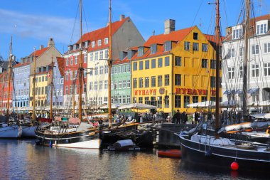 Kopenhag, Danimarka - 22 Ekim 2023: Eski binalar ve teknelerle Nyhavn bölgesinin manzarası.