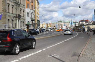 Stockholm, İsveç - 31 Ağustos 2023: Eski kasaba bölgesindeki Skeppsbron Caddesi.