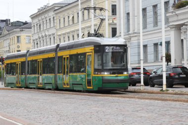 Helsinki, Finlandiya - 5 Eylül 2023: Market Meydanı 'nda ikinci hatta yeşil modern tramvay.