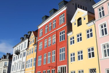 Eski renkli şehir binalarının düşük açılı görüntüsü.