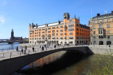 Stockholm, İsveç - 30 Nisan 2024: Riksbron Köprüsü parlamento binasından görüldü.