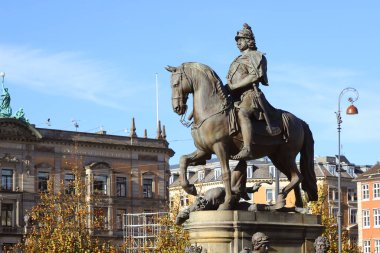Kopenhag, Danimarka - 22 Ekim 2023: Hristiyan V 'nin Kongens Nytorv Meydanı' ndaki binicilik heykeli.