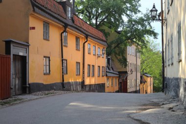 Yttersta Tvargrand caddesindeki eski Stockholm konut binalarının manzarası.