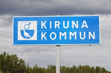 Kiruna, İsveç - 17 Haziran 2024: E10 otoyolu üzerindeki Kiruna Belediyesi sınır yolu tabelasının yakın görüntüsü.