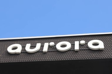 Kiruna, İsveç - 17 Haziran 2025: Aurora Kültür Merkezi buding tabelasına yakın çekim.