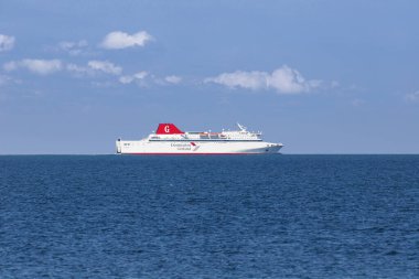 Byxelkrok, İsveç - 7 Ağustos 2024: Araç ve yolcu feribotu Drotten, Gotland 'a gitmek üzere Oskasrhamn' dan Baltık Denizi 'ne doğru yola çıktı.