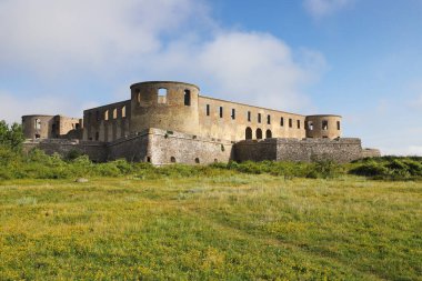 İsveç 'in Oland ilindeki Borgholm şatosunun dış manzarası. 1806 'daki yangında yok oldu..