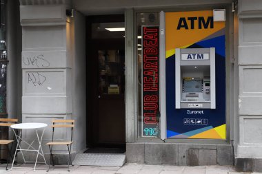 Stockholm, İsveç - 23 Mayıs 2025: 110 Drottninggatan caddesindeki yetişkin eğlence kulübü Hearbeat 'e ATM ile giriş.