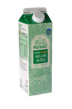 Stockholm, İsveç - 29 Nisan 2025: İsveç pazarında Lidl tarafından pazarlanan Matriket markasının Mellanmjolk ile birlikte bir litre süt kutusu.