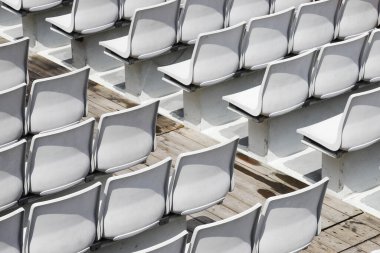 Gri boş plastik koltuklar.