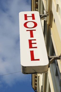 Ön cepheye eklenmiş bir otel tabelasının yakın görüntüsü.