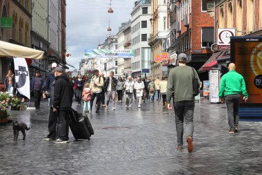Kopenhag, Danimarka - 6 Haziran 2025: Norreport istasyonu yakınlarındaki Frederiksborggade Caddesi.