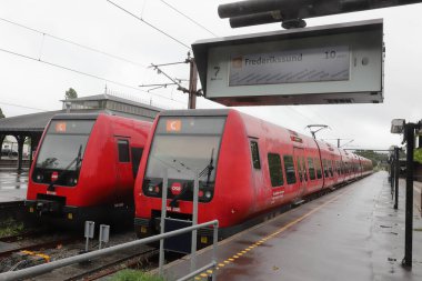 Klampenborg, Danimarka - 6 Haziran 2025: Klampenborg tren istasyonunda C-hattında iki S-tren.