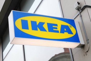 Stockholm, İsveç - 24 Haziran 2025: Stockholm şehir merkezindeki Gallerian alışveriş merkezindeki mağazanın dışındaki Ikea tabelasının yakın görüntüsü.