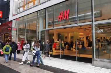 Stockholm, İsveç - 24 Haziran 2025 Stockholm şehir merkezindeki Drottninggatan Caddesi 'ndeki HM mağazası.