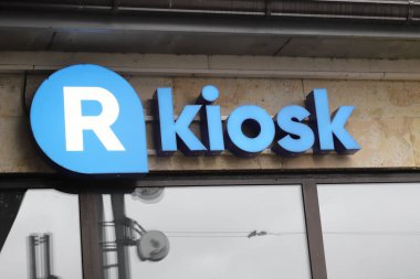 Tallinn, Estonya - 29 Ağustos 2025: Tren istasyonundaki R-kiosk bakkalının girişinin üstündeki logo.