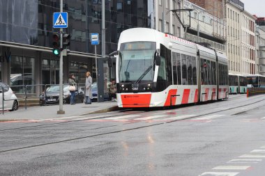 Tallinn, Estonya - 29 Ağustos 2025: Tallinn şehir merkezinde bir çift eklemli CAF tramvayı yağmur sırasında 4. hatta.