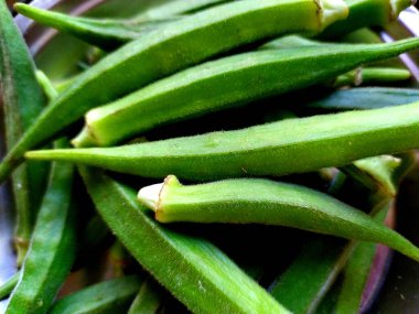 Bir kasede taze taze bezelye.