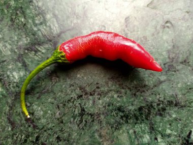 yeşil bir arka plan üzerinde kırmızı biber biber