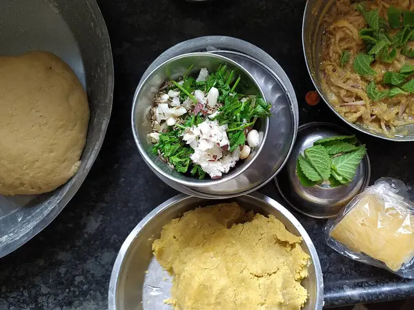 Lezzetli ve sağlıklı bir vejetaryen yemeği hazırlıyorum. Hindu kültürü tatlı yiyecek Puran poli