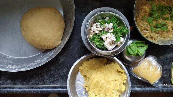 Lezzetli ve sağlıklı bir vejetaryen yemeği hazırlıyorum. Hindu kültürü tatlı yiyecek Puran poli