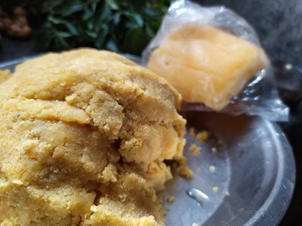 Lezzetli ve sağlıklı bir vejetaryen yemeği hazırlıyorum. Hindu kültürü tatlı yiyecek Puran poli