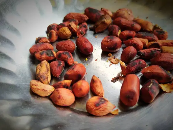 Kurutulmuş meyve ve fındık ahşap arka plan üzerinde