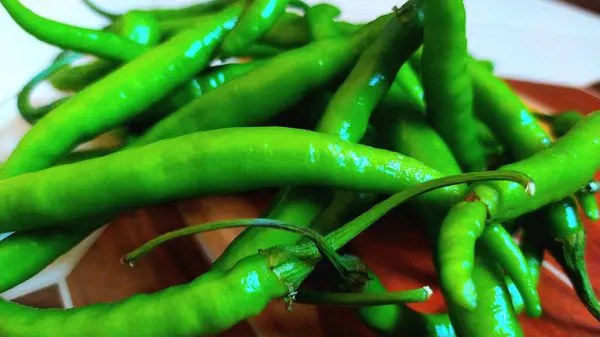 Masadaki yeşil bezelyeler