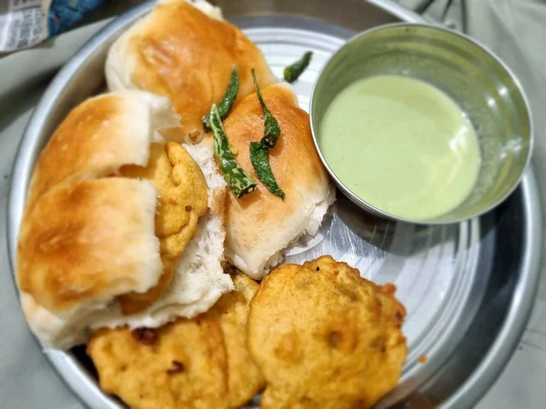 Lezzetli Vadapav, tabakta baharatlı kahvaltı, yakın plan ve iştah açıcı.