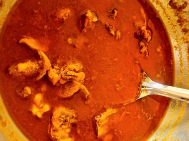 Pan kadai 'de kırmızı biberli sıcak tavuk, Hint mutfağı baharat tarifi.