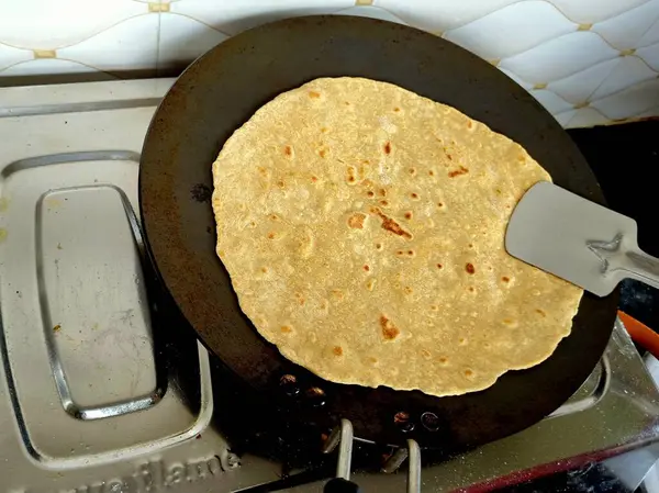 Fırında tavada taze pişmiş chapati, sağlıklı bir yemek için mükemmel..