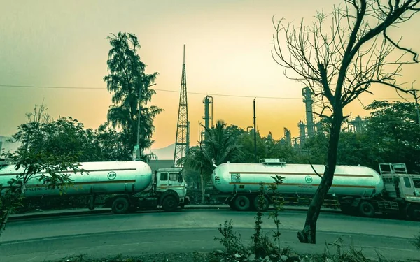 Yüksek hacimli propilen gazı Mumbai Pune ekspres yolunda iki ağır yük tankeri transferi