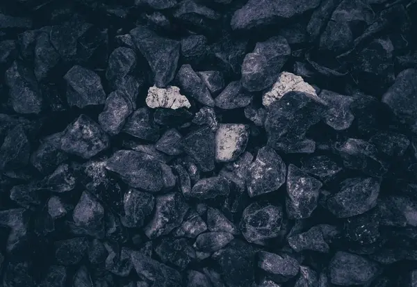 Üç beyaz tebeşir taşı siyah beyaz kömür madenciliği arka planında izole edilmiş.