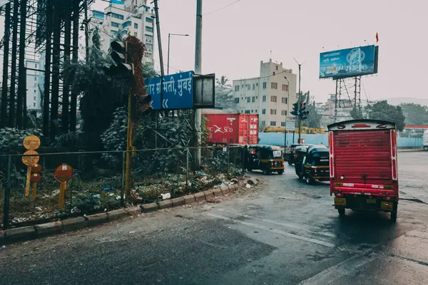Mumbai 'de küçük kırmızı kamyon teslimatı.